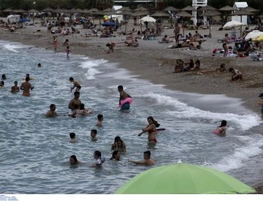 Καλοκαιρινός καύσωνας: Γεμάτες οι παραλίες της Αττικής [εικόνες]